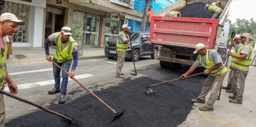 Barra do Piraí: Ponte Metálica e Praça Pedro Cunha recebem operação tapa-buracos